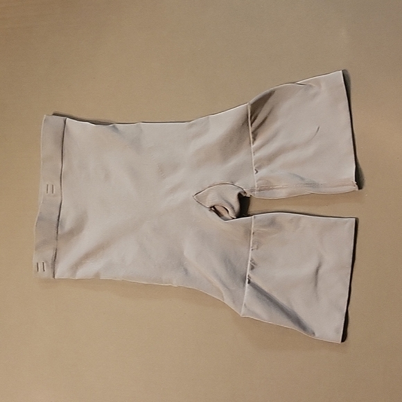 SPANX SIZE SMALL - Picture 2 of 8